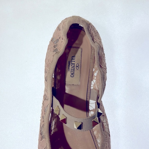 Valentino Garavani Rockstud dusty pink lace ballerinas. - Picture 6 of 9